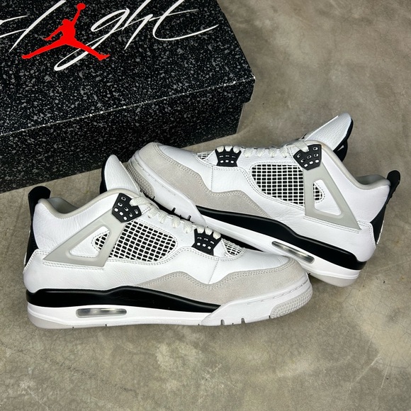 VVNDSJordan 4 ‘Military Black’ size 10.5 - Picture 2 of 5